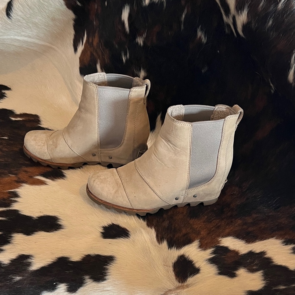 Sorel Women's Chelsea Ankle Boots in Light Taupe